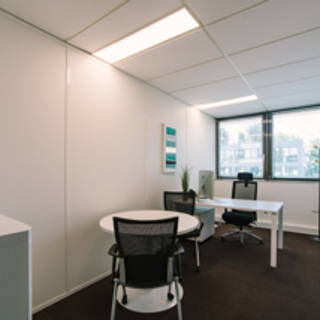 Bureau privé 12 m² 1 poste Location bureau Rue Robert Caumont Bordeaux 33300 - photo 2